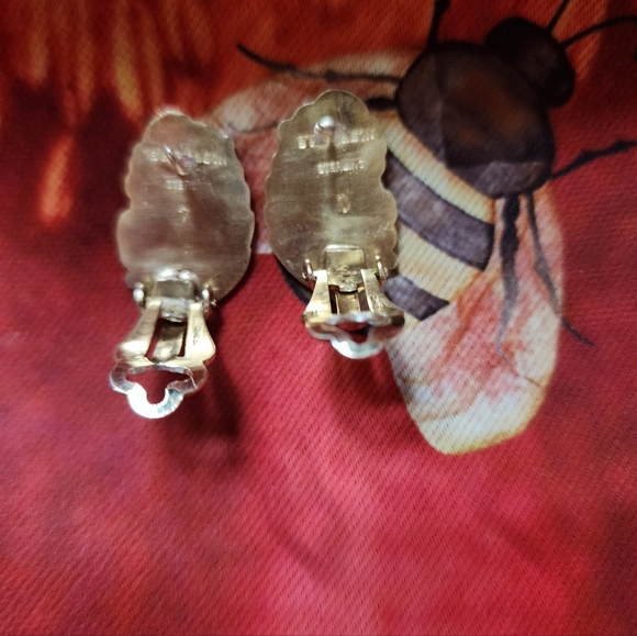 Vintage Silver gold Floral Clip-On Earrings. - Picture 10 of 12